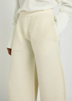Corrugated cropped ribbed-knit trousers