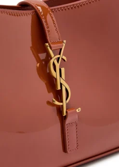 Le 5 à 7 patent leather shoulder bag