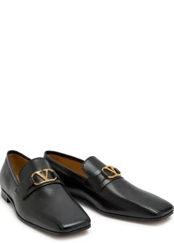 VLogo grained leather loafers
