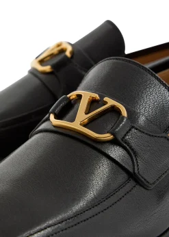 VLogo grained leather loafers