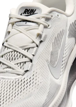 Vomero 18 sneakers